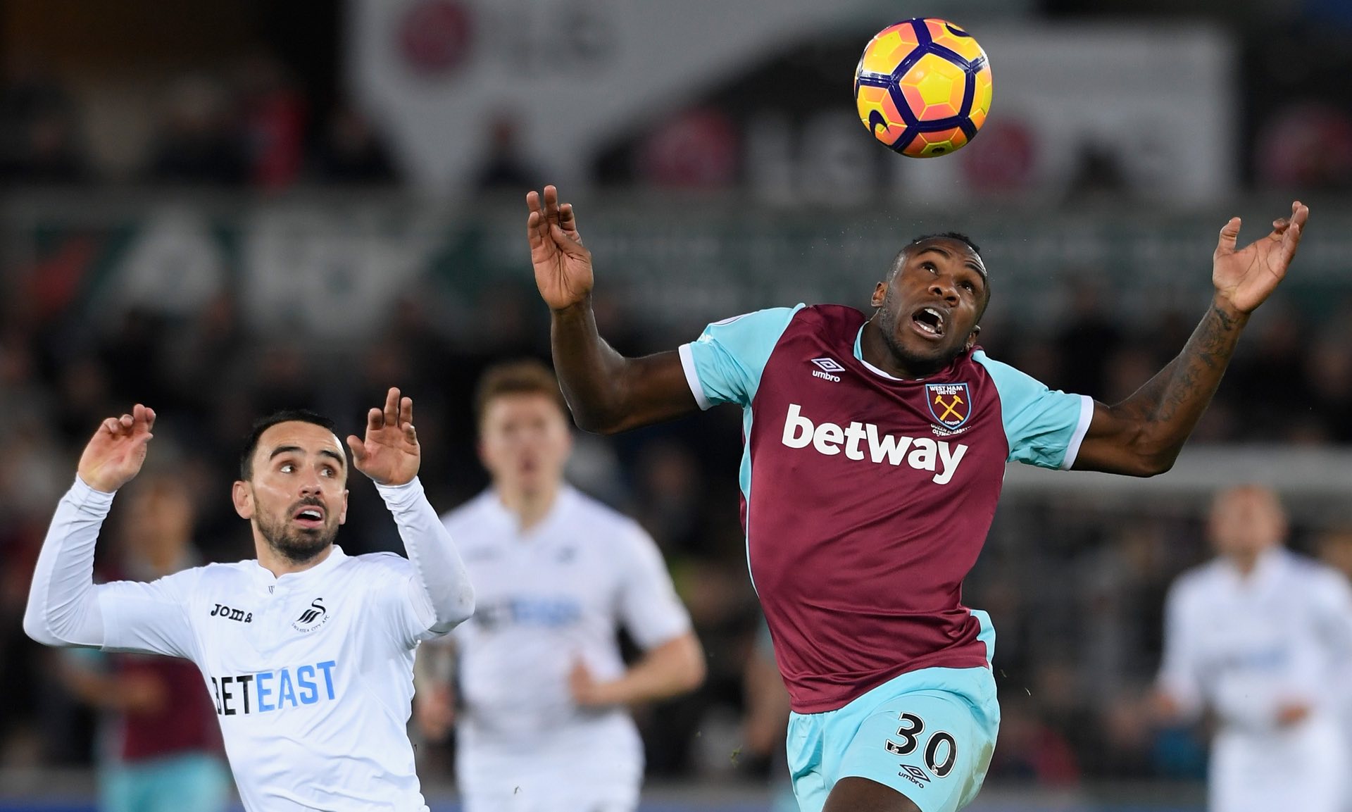 波媒：什琴斯尼已经接受巴萨提供的两年续约合同.